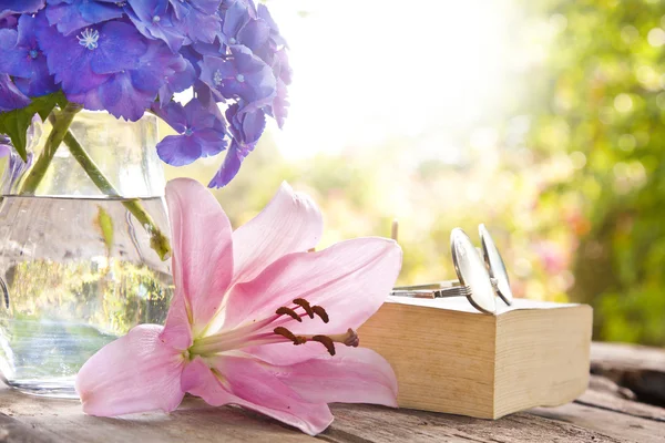 Knihy s květinami — Stock fotografie