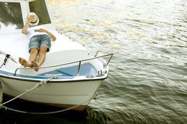 Close-up van een binoculare op de oude kaart