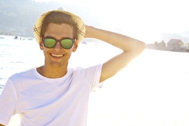 Kumsalda genç çocuk