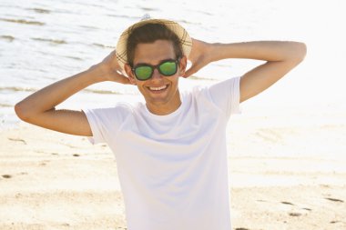 Kumsalda genç çocuk