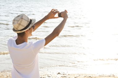 adam ile hareket eden