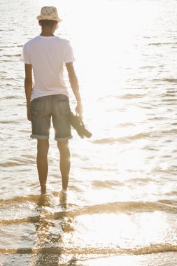 Kumsaldaki genç adam.