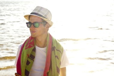 Kumsaldaki genç adam.