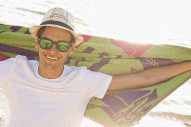 Kumsaldaki genç adam.