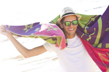 Kumsaldaki genç adam.