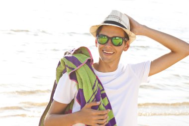 Kumsaldaki genç adam.