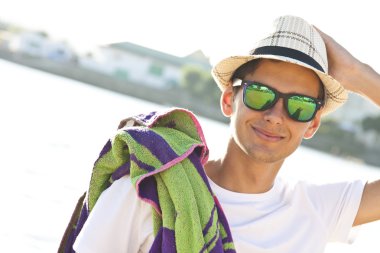 Kumsaldaki genç adam.