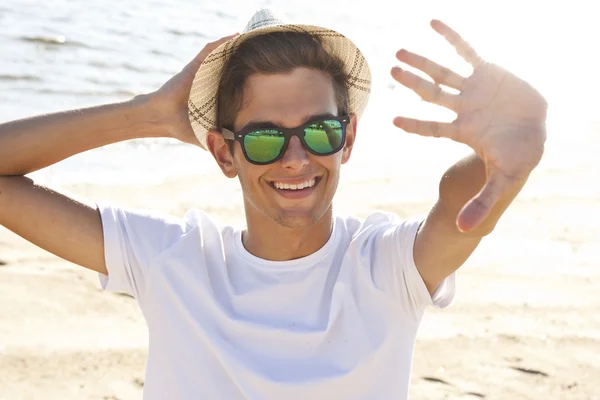 Jonge jongen op het strand — Stockfoto