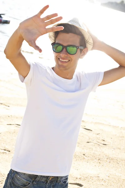 Jonge jongen op het strand — Stockfoto