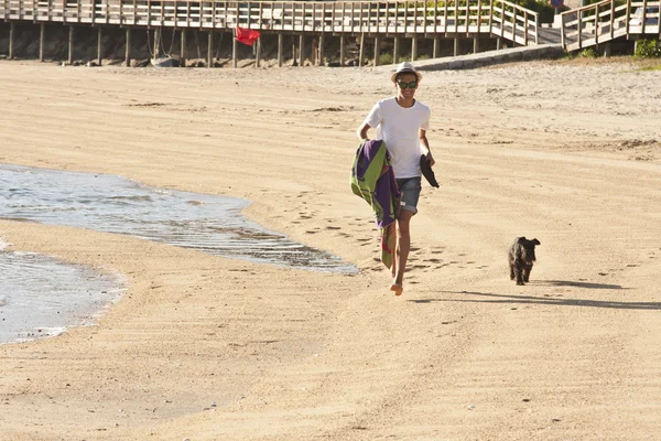 Man op het strand — Stockfoto