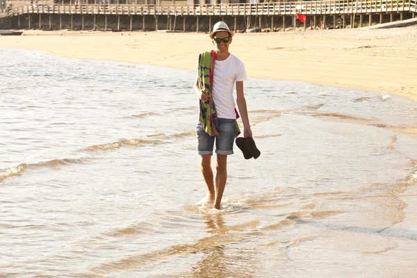 Man op het strand — Stockfoto