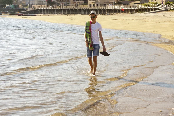 Man op het strand — Stockfoto