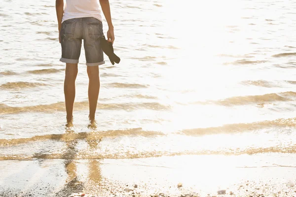 Uomo con i piedi in acqua — Foto Stock