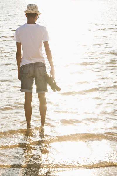 Kumsaldaki genç adam.