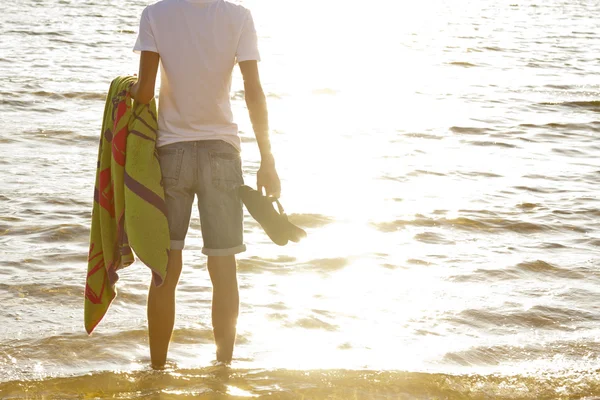 Młody człowiek na plaży — Zdjęcie stockowe