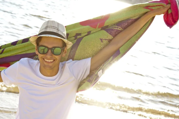 Jongeman op het strand — Stockfoto