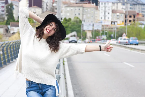 Chica autostop en carretera — Foto de Stock