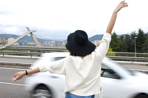 Chica autostop en carretera — Foto de Stock