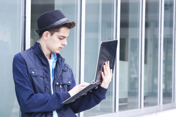 Mann mit Laptop — Stockfoto