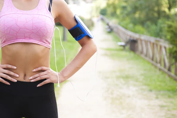 Sportswoman with mobile — Stock Photo, Image