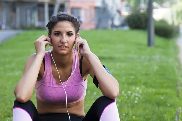 Athlete training with mobile — Stock Photo, Image