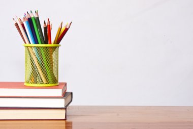 Beyaz renkli kalemler 