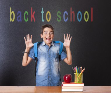 çocuk öğrenci okulda 