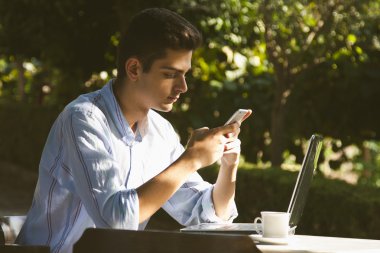 adam ile hareket eden ve dizüstü