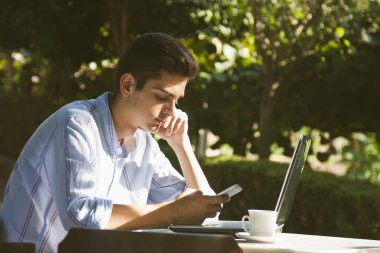 adam ile hareket eden ve dizüstü