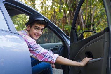 Arabadaki genç adam.