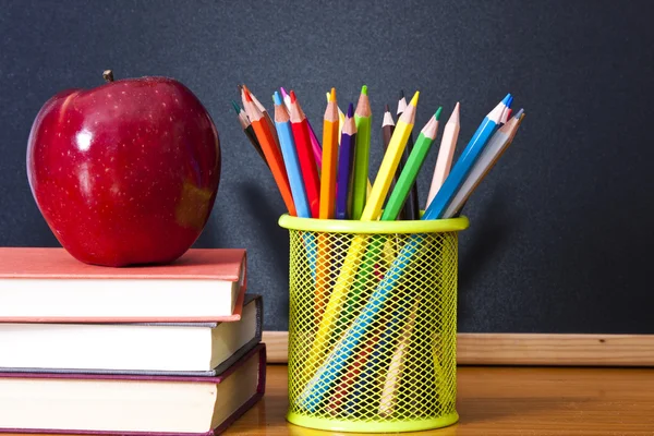 Schoolbenodigdheden op zwart — Stockfoto