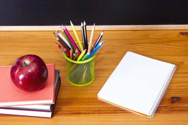 Schoolbenodigdheden op zwart — Stockfoto