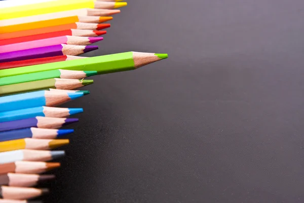 배경에 색깔된 연필 — 스톡 사진