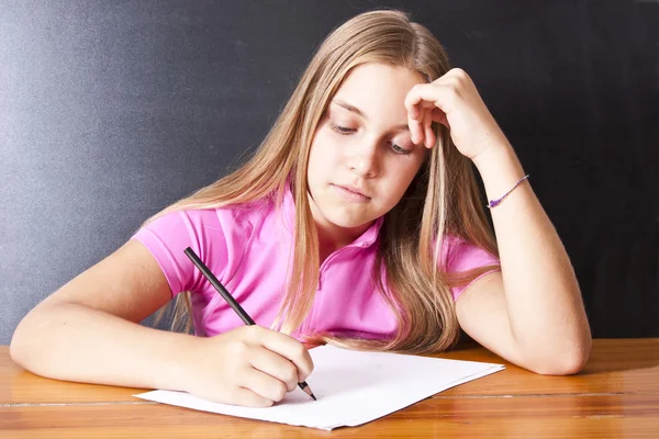 Chica estudiando en el escritorio — Foto de Stock