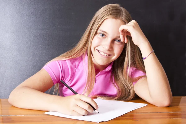 Chica estudiando en el escritorio — Foto de Stock