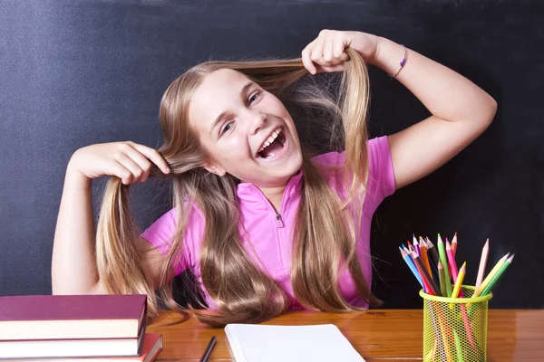 Fille étudiant au bureau — Photo