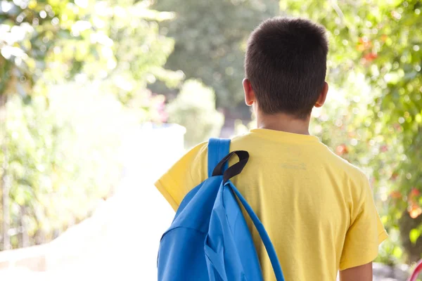 Niño con bolso escolar —  Fotos de Stock