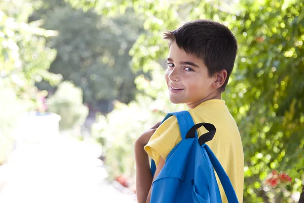 Niño con bolso escolar —  Fotos de Stock