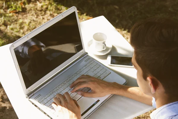 Homem com computador — Fotografia de Stock