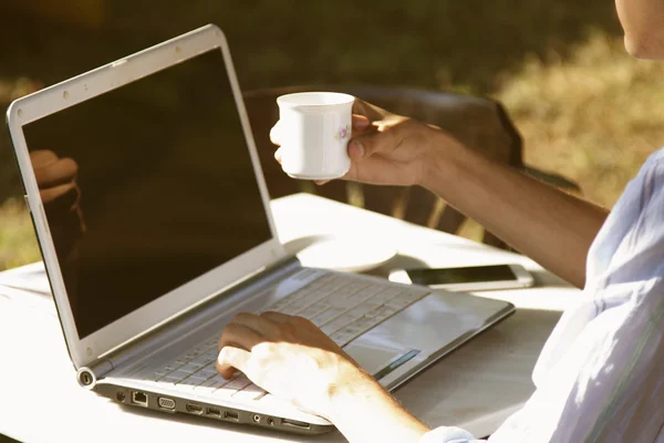 Tastarea mâinilor pe laptop — Fotografie, imagine de stoc