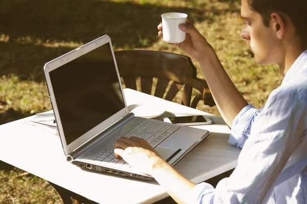 Manos escribiendo en el ordenador portátil — Foto de Stock