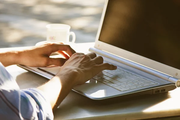 Hands typing on laptop — Stock Photo, Image