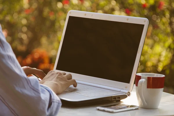 Hands on laptop computer — Stock Photo, Image