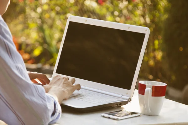 Hands on laptop computer — Stock Photo, Image