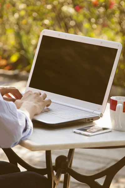 Mâini pe laptop computer — Fotografie, imagine de stoc