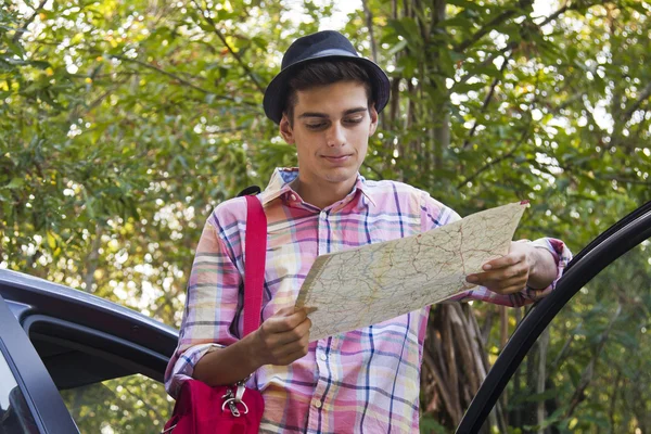 Man met de kaart reizen — Stockfoto