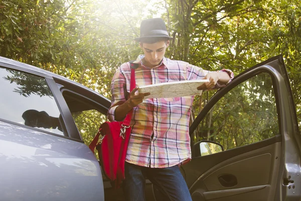 Junger Mann im Auto — Stockfoto