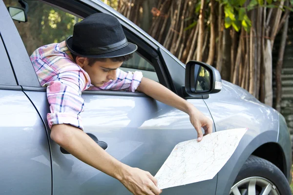 Junger Mann im Auto — Stockfoto