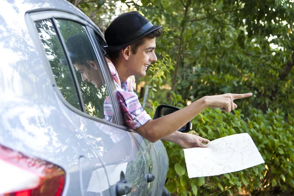 Jongeman in de auto — Stockfoto