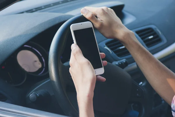 Autofahren mit Handy — Stockfoto